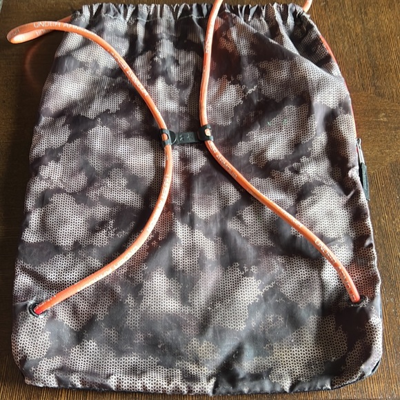 Unisex Under Armour sackpack. Lots of storage. Brown camouflage Great condition - Picture 10 of 11